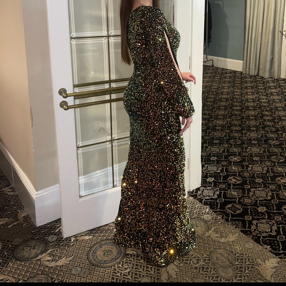 Selling this gown brand new bought second one on accident. Beautiful , fits M-L